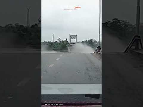 Detik-Detik Truk Jatuh ke Sungai  Saat Topan Yagi Menerjang Vietnam, 